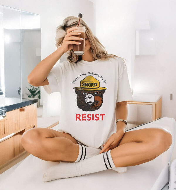 Protect our national parks bear resist T-Shirt